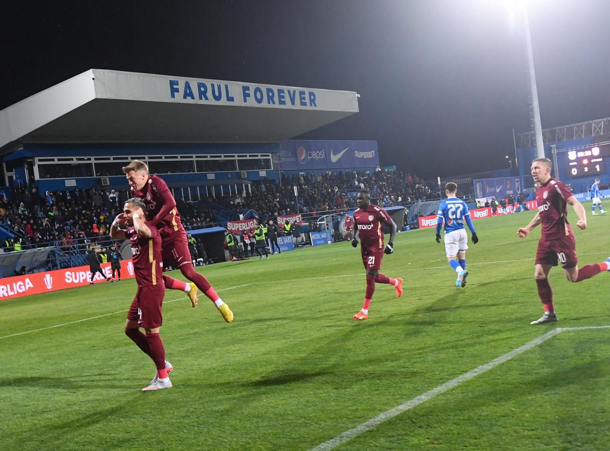 Istvan Kovacs a avut nevoie de VAR pentru un penalty cât casa în Farul - CFR Cluj