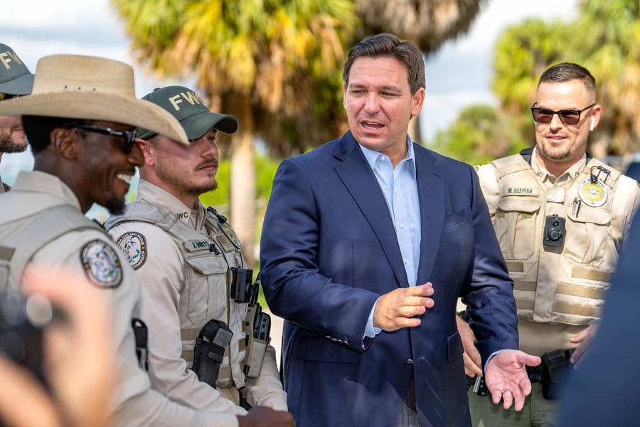 Ron DeSantis, guvernatorul statului Florida, și unul dintre favoriții Partidului Republican pentru alegerile prezidențiale din 2024 Clubul Orlando Magic, sub presiune în SUA, fiindcă susține un candidat republican la președinție