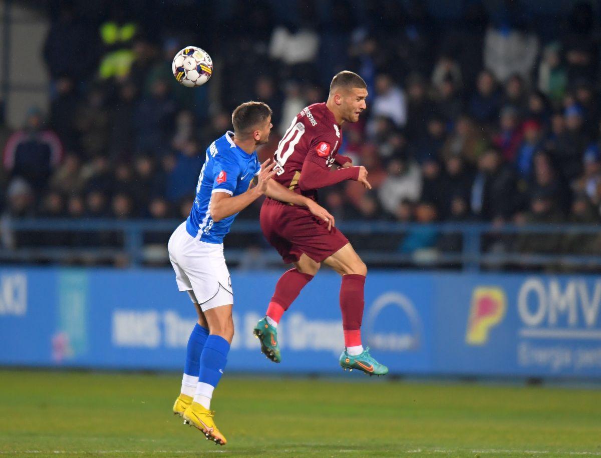 Istvan Kovacs a avut nevoie de VAR pentru un penalty cât casa în Farul - CFR Cluj