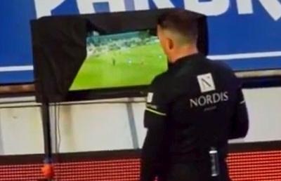 Istvan Kovacs a avut nevoie de VAR pentru un penalty cât casa în Farul - CFR Cluj