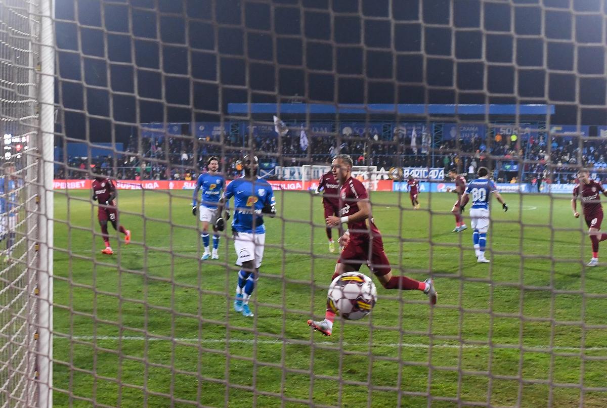 Istvan Kovacs a avut nevoie de VAR pentru un penalty cât casa în Farul - CFR Cluj