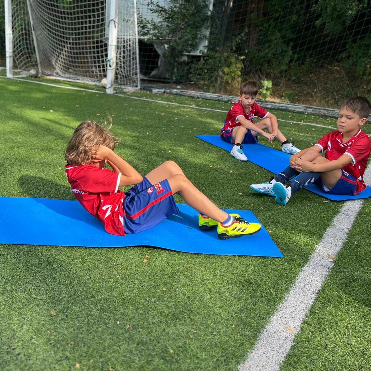 O altfel de școală de fotbal în România: „Îi las singuri cu ursul în mijlocul pădurii. Trebuie să lupte cu ursul și să se întoarcă acasă”