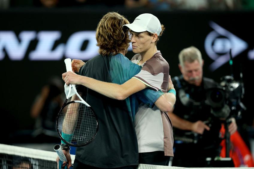 Italianul Jannik Sinner (4 ATP) l-a învins pe rusul Andrey Rublev (5 ATP), scor 6-4, 7-6(5), 6-3 și s-a calificat în semifinalele Australian Open 2024. Acolo îl va înfrunta pe liderul mondial Novak Djokovic.