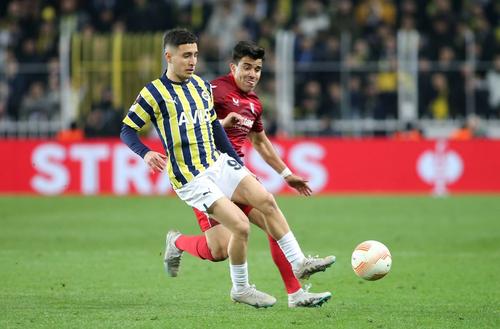 Emre Mor a ajuns rezervă la Fenerbahce // Foto: Guliver/Getty Images