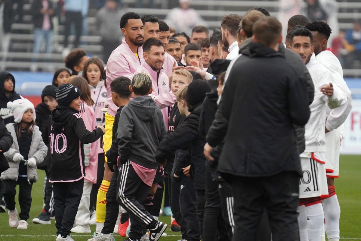 „Messi și regele” » Enes Sali nu a jucat în amicalul contra „Balonului de Aur”, dar a dat lovitura după meci