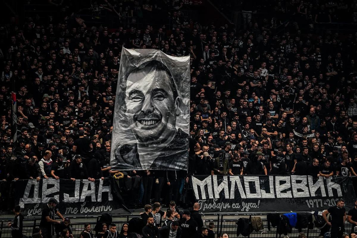 Emoție pură! 23.000 de fani s-au strâns la un meci banal de campionat și au oferit un ultim omagiu în memoria marelui Dejan Milojevic