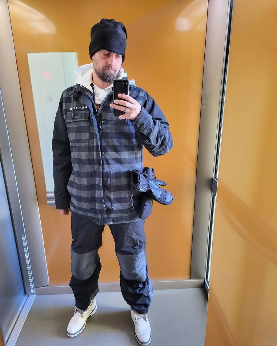 FOTO: Instagram @Gabi Tamaș Gabi Tamaș a stârnit valuri: „La ce service auto te-ai angajat?” » Cum a apărut în lift