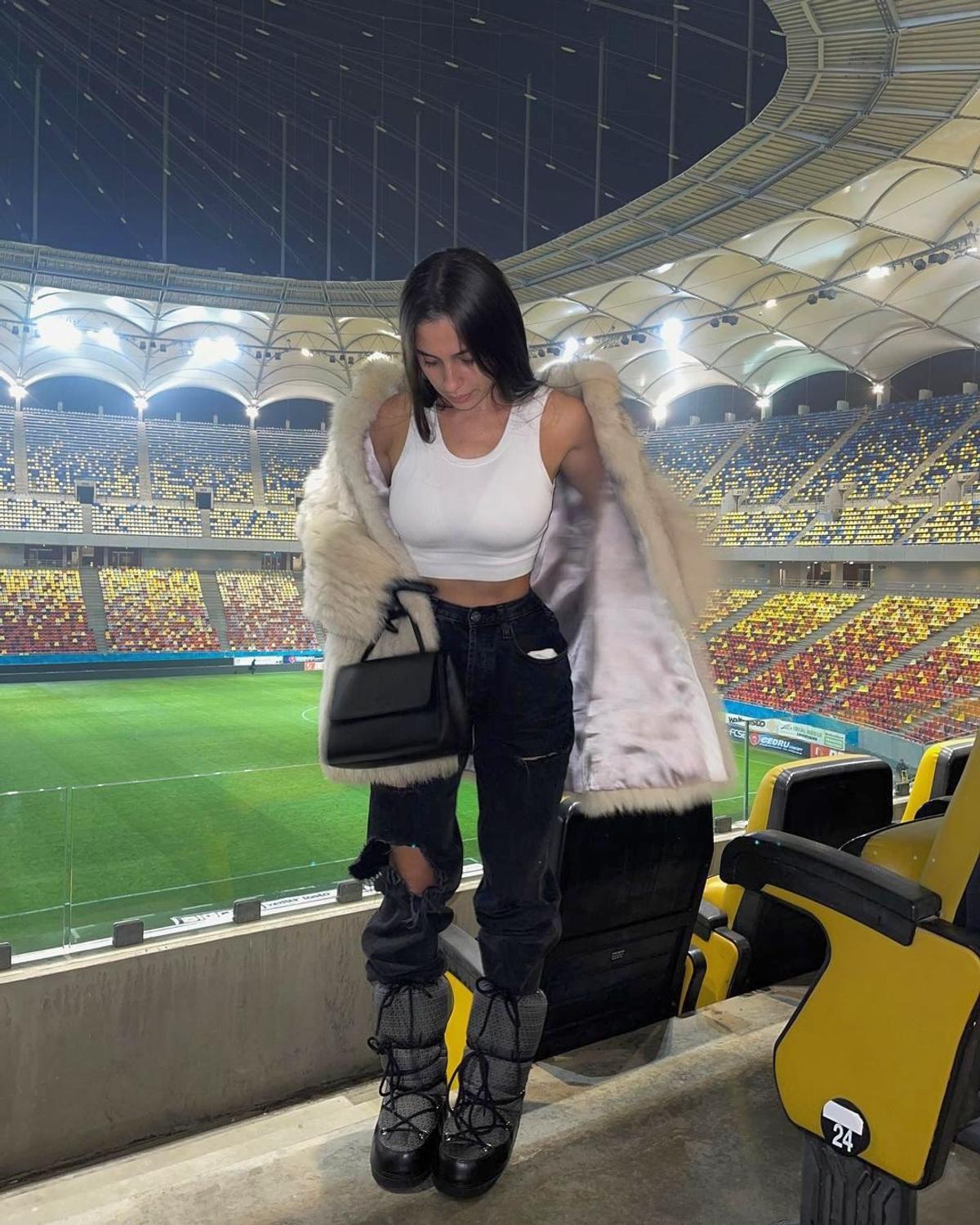 FOTO Iubita lui Florinel Coman a răbufnit pe Instagram: „Nu vă mai lăsaţi manipulaţi de societatea asta de c...t!” » Ce a deranjat-o pe focoasa brunetă