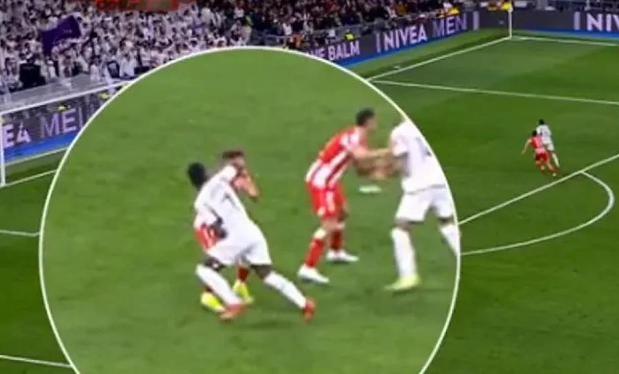 Vinicius l-a lovit pe Pozo cu cotul în figură. VAR nici nu i-a cerut arbitrului să revadă faza Război total Barcelona contra Real! Laporta: „Rușine pe Bernabeu!” » Madridul contraatacă: „Întreaga carieră a lui Xavi e suspectă”
