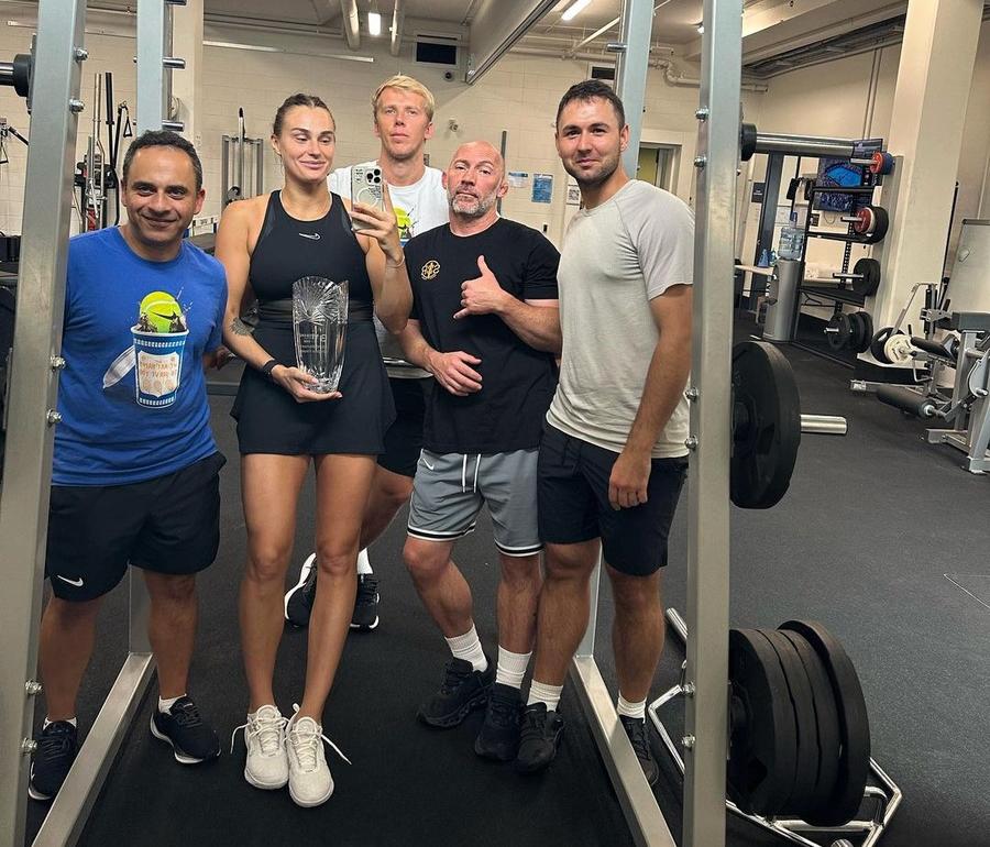Aryna Sabalenka și echipa ei cu trofeul de la Brisbane, Jason Stacy - al doilea din dreapta Foto: Instagram Aryna Sabalenka, calificare sigură în semifinale » Ce ritual amuzant respectă campioana en titre de la Australian Open