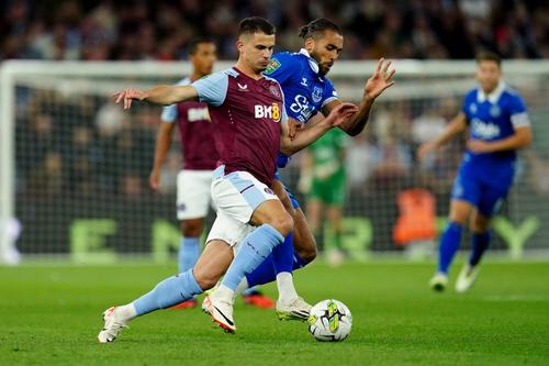 Leander Dendoncker (stânga, în duel cu Dominic Calvert-Lewin) va juca în 2024 în Serie A // Foto: Imago