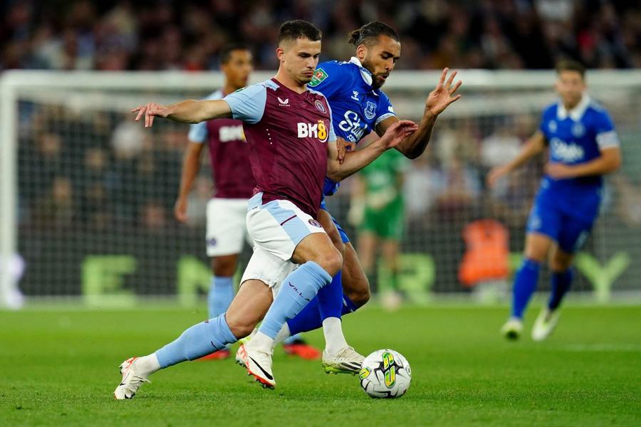 Leander Dendoncker (stânga, în duel cu Dominic Calvert-Lewin) va juca în 2024 în Serie A // Foto: Imago Campioana se întărește din Premier League. Cât plătește pentru un internațional de 28 de ani