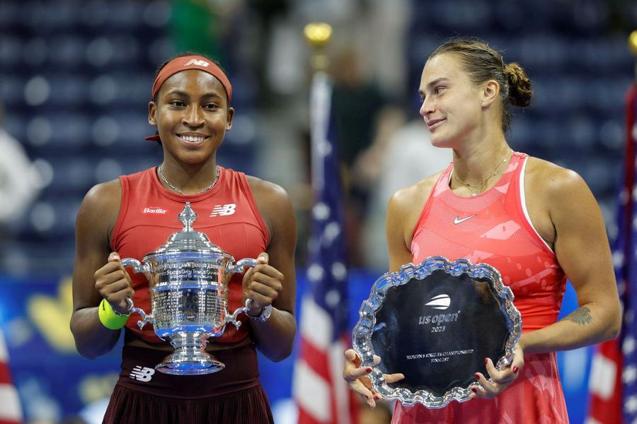 Coco Gauff și Aryna Sabalenka la fesivitate de premiere de la US Open 2023 Foto: Imago Aryna Sabalenka, calificare sigură în semifinale » Ce ritual amuzant respectă campioana en titre de la Australian Open