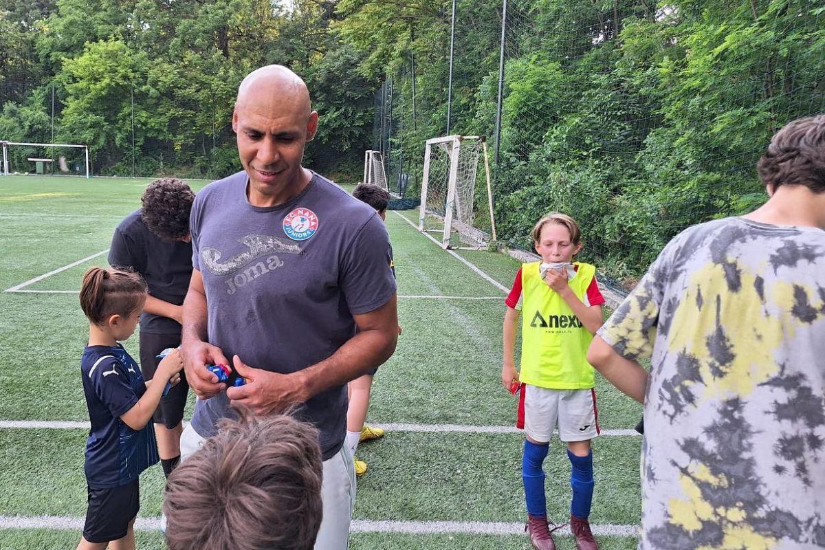O altfel de școală de fotbal în România: „Îi las singuri cu ursul în mijlocul pădurii. Trebuie să lupte cu ursul și să se întoarcă acasă”