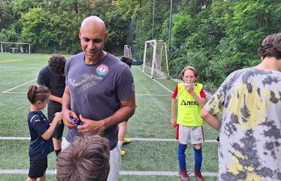 O altfel de școală de fotbal în România: „Îi las singuri cu ursul în mijlocul pădurii. Trebuie să lupte cu ursul și să se întoarcă acasă”