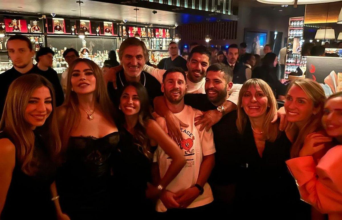 Apariție de 5 stele la superîntâlnirea dintre Messi și Ronaldo » Cine e actrița de top care s-a pozat în loja VIP