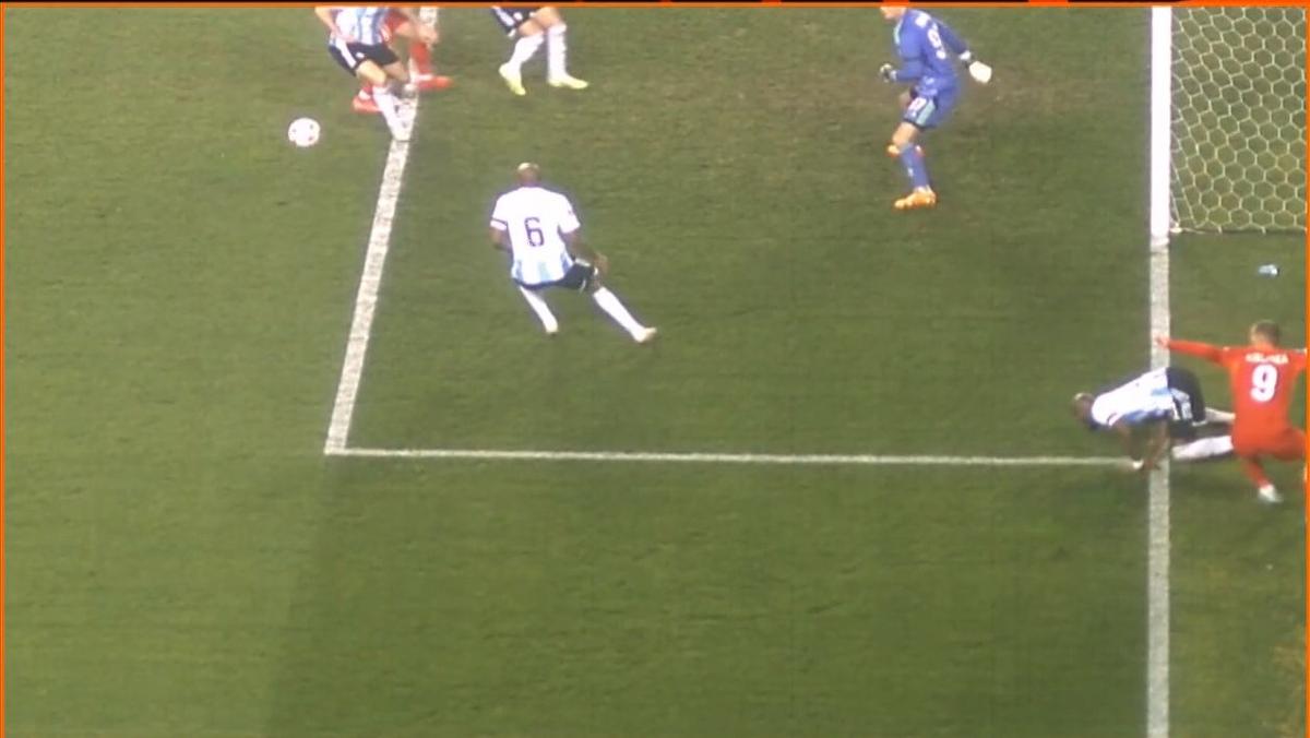 Penalty pentru FCSB refuzat de VAR la Baku » „Centralul” și-a schimbat decizia