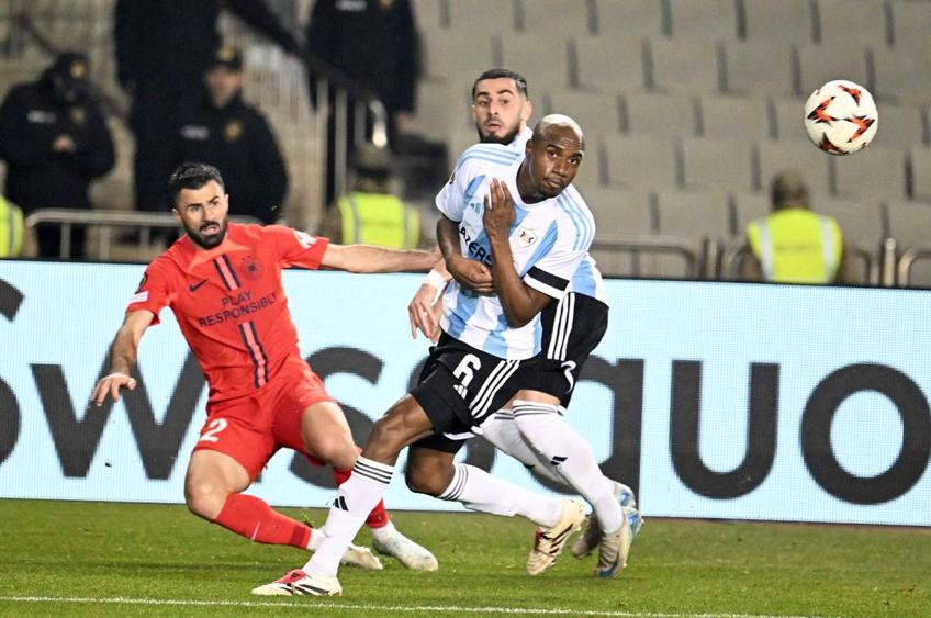Valentin Crețu în acțiune în Qarabag - FCSB // FOTO: Răzvan Păsărică / sportpictures.eu