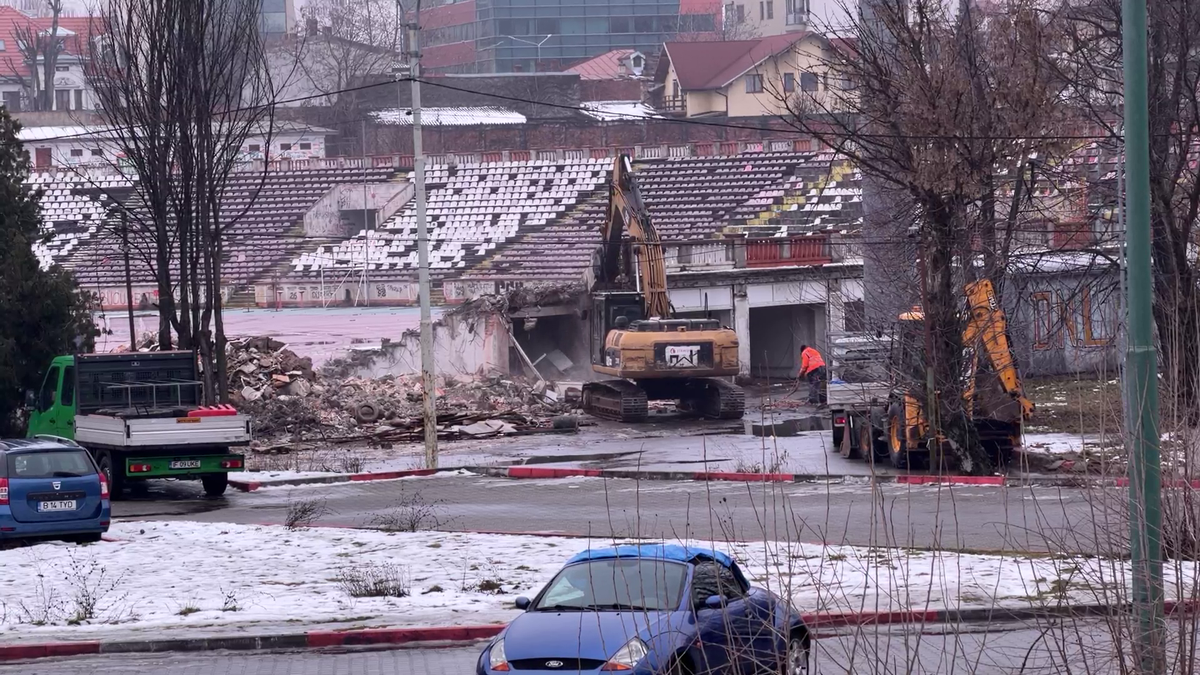 Tribuna a II-a de la stadionul Dinamo a început să fie demolată, urmează peluza „Cătălin Hîldan” » Avem imagini de pe șantier
