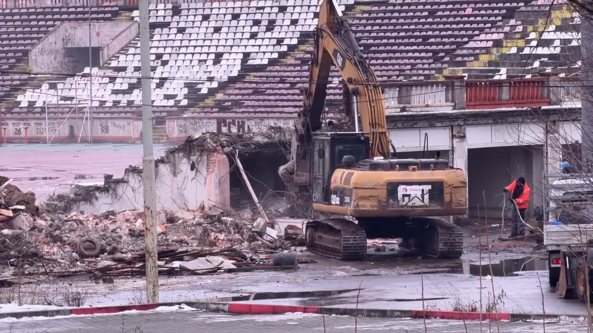 Tribuna a II-a de la stadionul Dinamo a început să fie demolată, urmează peluza „Cătălin Hîldan” » Avem imagini de pe șantier