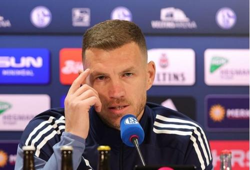 Edin Dzeko are 146 de seleții și 72 de goluri marcate în echipa națională a Bosniei-Herțegovina