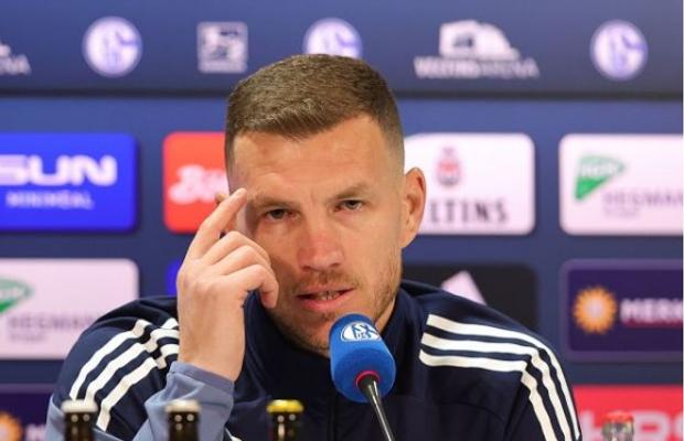 Dzekomania la Gelsenkirchen » Suporterii lui Schalke au cumpărat mii de tricouri ale atacantului de 39 de ani!