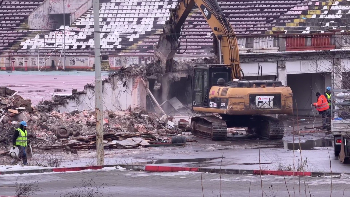 Tribuna a II-a de la stadionul Dinamo a început să fie demolată, urmează peluza „Cătălin Hîldan” » Avem imagini de pe șantier