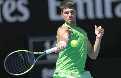 La meciul 100 de Grand Slam, Alcaraz s-a calificat în optimile Australian Open » Raliul care a ridicat publicul în picioare