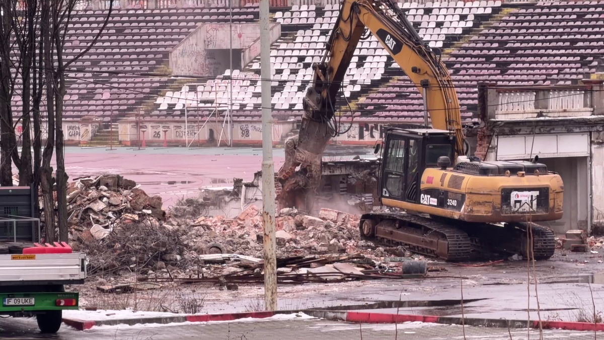 Tribuna a II-a de la stadionul Dinamo a început să fie demolată, urmează peluza „Cătălin Hîldan” » Avem imagini de pe șantier