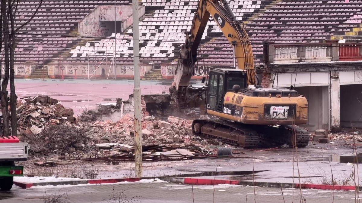 Tribuna a II-a de la stadionul Dinamo a început să fie demolată, urmează peluza „Cătălin Hîldan” » Avem imagini de pe șantier