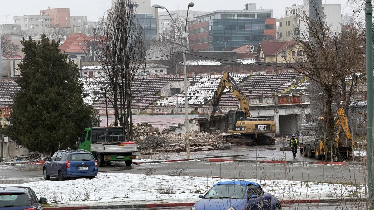 Tribuna a II-a de la stadionul Dinamo a început să fie demolată, urmează peluza „Cătălin Hîldan” » Avem imagini de pe șantier