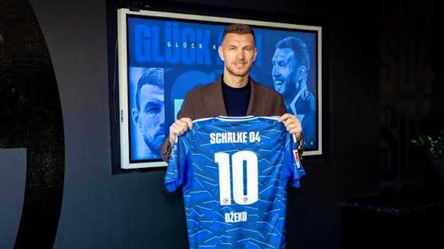 Dzekomania la Gelsenkirchen » Suporterii lui Schalke au cumpărat mii de tricouri ale atacantului de 39 de ani!