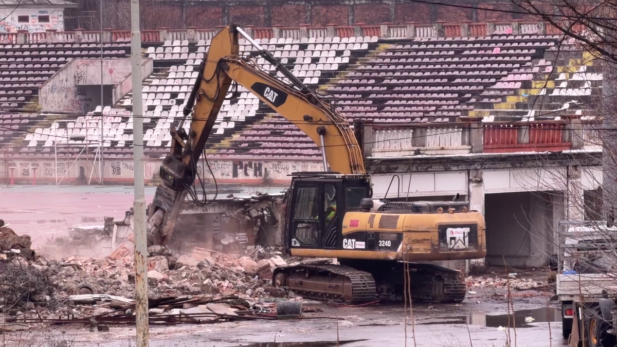 Tribuna a II-a de la stadionul Dinamo a început să fie demolată, urmează peluza „Cătălin Hîldan” » Avem imagini de pe șantier