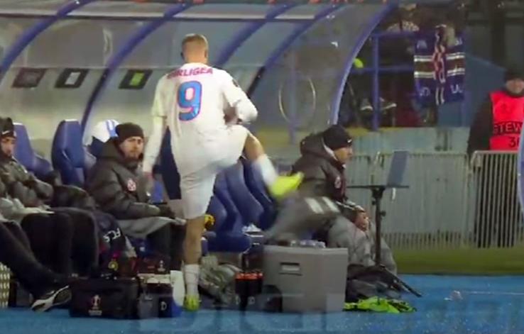 Daniel Bîrligea a lovit lada frigorifică // sursă foto: video DigiSport