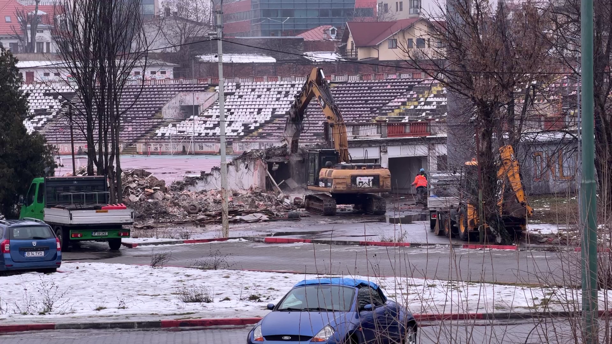 Tribuna a II-a de la stadionul Dinamo a început să fie demolată, urmează peluza „Cătălin Hîldan” » Avem imagini de pe șantier