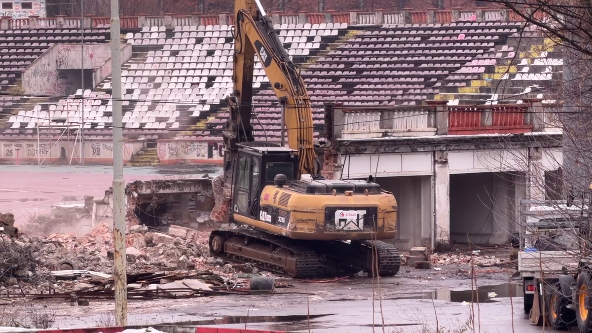 Tribuna a II-a de la stadionul Dinamo a început să fie demolată, urmează peluza „Cătălin Hîldan” » Avem imagini de pe șantier