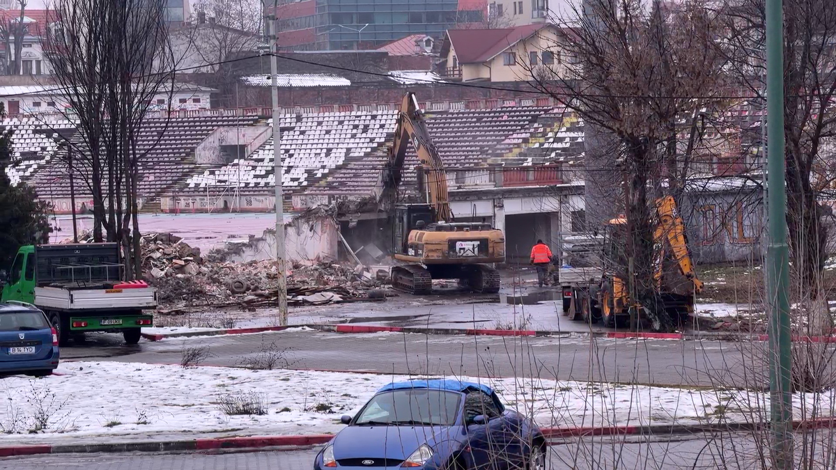 Tribuna a II-a de la stadionul Dinamo a început să fie demolată, urmează peluza „Cătălin Hîldan” » Avem imagini de pe șantier