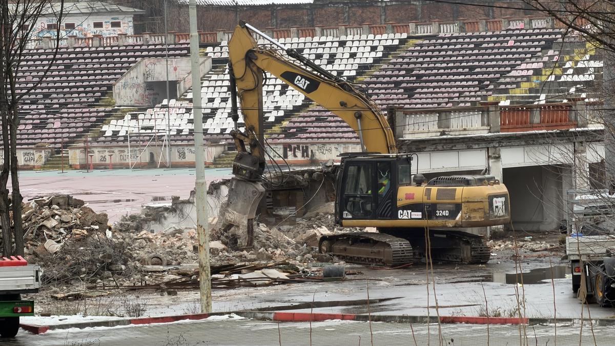 Tribuna a II-a de la stadionul Dinamo a început să fie demolată, urmează peluza „Cătălin Hîldan” » Avem imagini de pe șantier