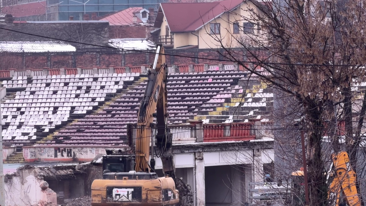 Tribuna a II-a de la stadionul Dinamo a început să fie demolată, urmează peluza „Cătălin Hîldan” » Avem imagini de pe șantier
