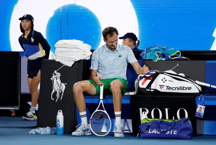 Daniil Medvedev, nervos în meciul cu Learner Tien de la Australian Open 2025 Foto: Guliver/GettyImages Triplul finalist de la Australian Open își reîntâlnește coșmarul: „Cred că și el urăște să joace contra mea”