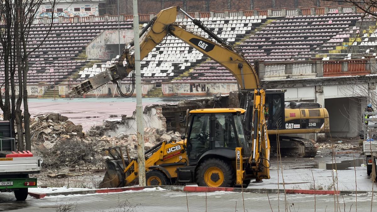 Tribuna a II-a de la stadionul Dinamo a început să fie demolată, urmează peluza „Cătălin Hîldan” » Avem imagini de pe șantier