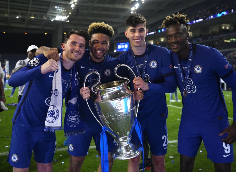 Tammy Abraham (dreapta), după triumful cu Chelsea din Liga Campionilor (stagiunea 2020/2021) // FOTO: Getty Images Tammy Abraham revine în Premier League! Cu cine va semna atacantul englez