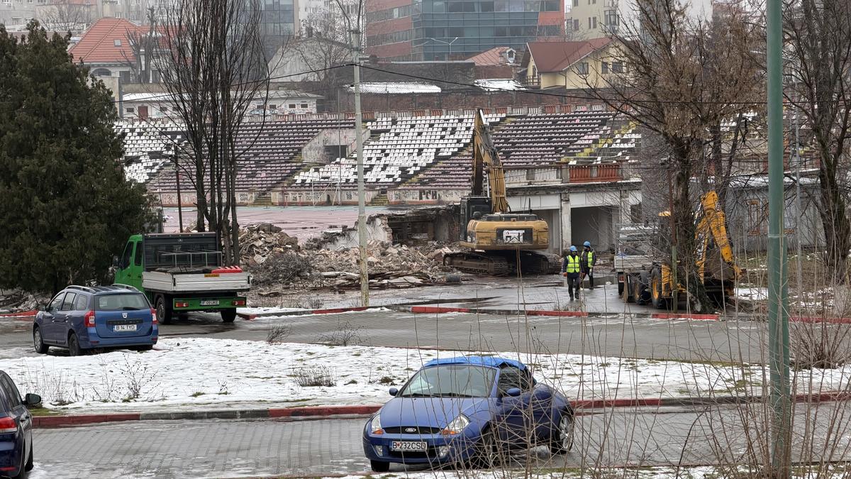 Tribuna a II-a de la stadionul Dinamo a început să fie demolată, urmează peluza „Cătălin Hîldan” » Avem imagini de pe șantier