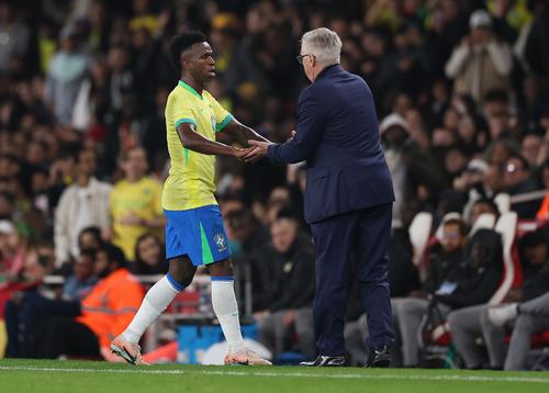 Carlo Ancelotti și Vinicius, în timpul meciului de pregătire disputat de Brazilia împotriva Senegalului (2-0, 15 noiembrie 2025) // FOTO: Getty Images