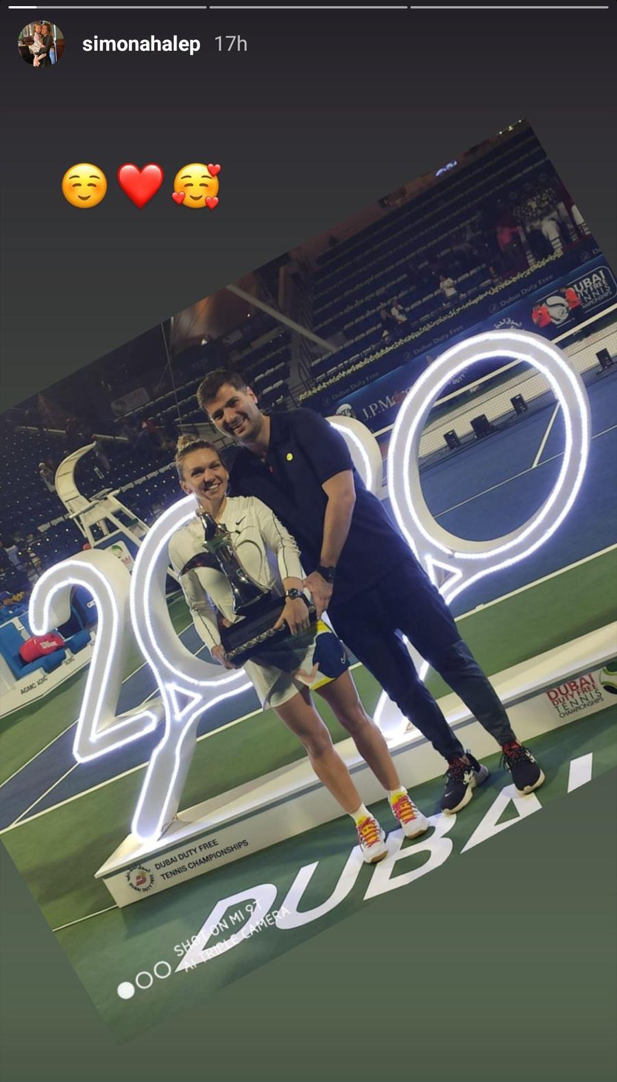 Simona Halep și Toni Iuruc, sursa foto: Instagram Simona Halep Halep s-a bucurat alături de Toni Iuruc de trofeul de la Dubai
