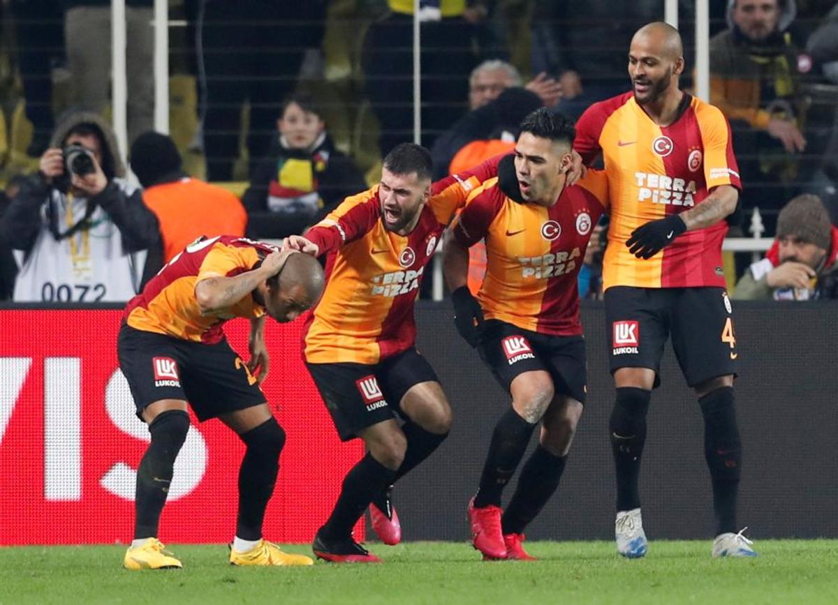 FENERBAHCE - GALATASARAY 1-3 // VIDEO + FOTO Florin Andone, pe bancă într-un derby infernal: bătăi în tribune, jucători loviți și o victorie ISTORICĂ