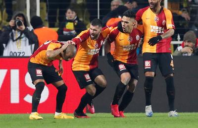 FENERBAHCE - GALATASARAY 1-3 // VIDEO + FOTO Florin Andone, pe bancă într-un derby infernal: bătăi în tribune, jucători loviți și o victorie ISTORICĂ