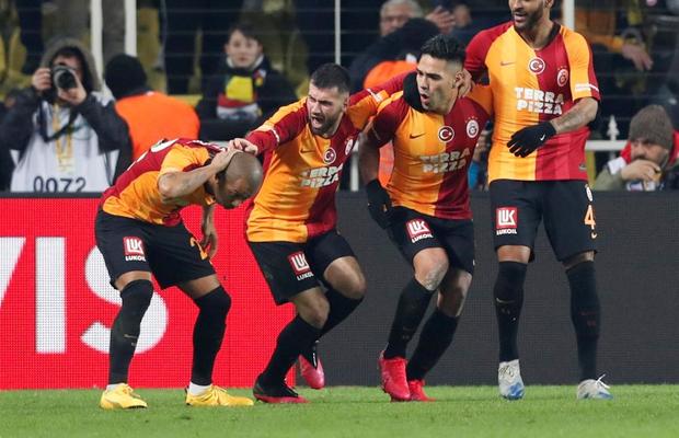 FENERBAHCE - GALATASARAY 1-3 // VIDEO + FOTO Florin Andone, pe bancă într-un derby infernal: bătăi în tribune, jucători loviți și o victorie ISTORICĂ