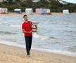 Novak Djokovici pozând cu trofeul Australian Open pe Brighton Beach FOTO Guliver/GettyImages