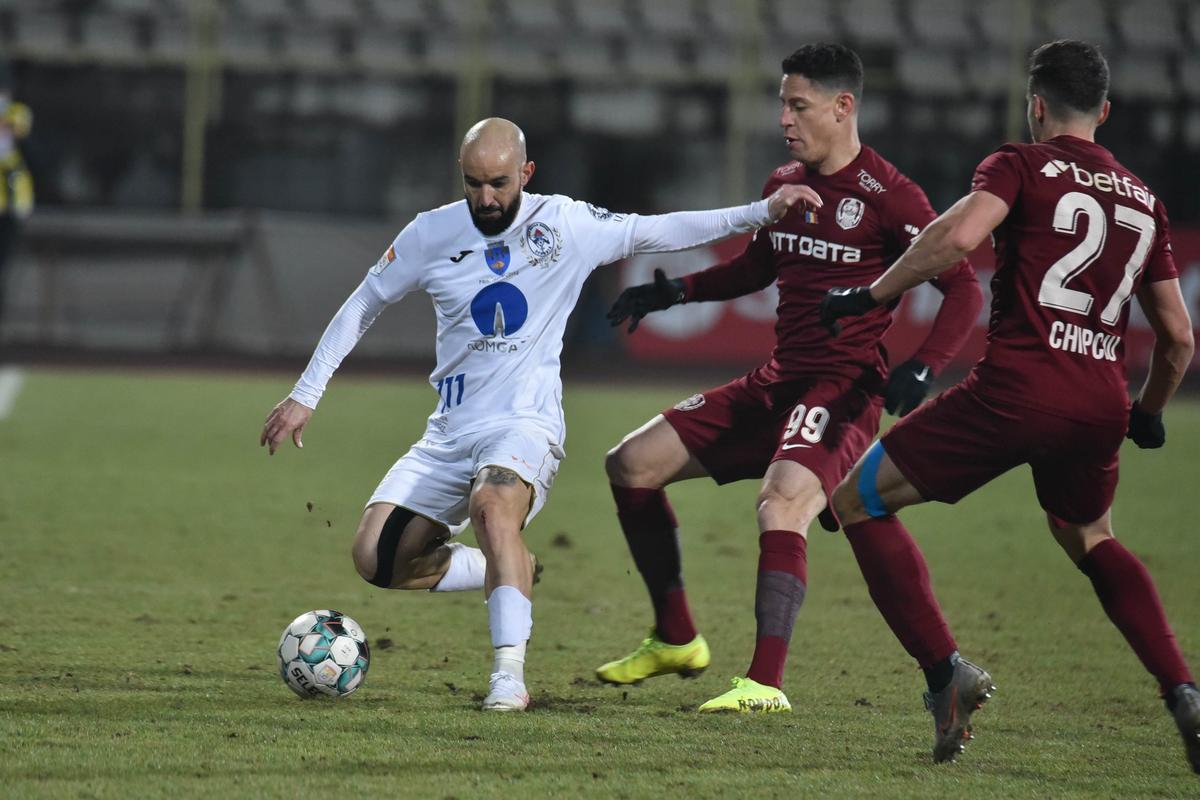 Acuzaţii de blat după Gaz Metan - CFR 0-1: „Daţi-mi voie să mă gândesc la orice!” » Cifrele alimentează suspicinile: trupa lui Teja a fost surprinzător de „cuminte” spre deosebire de alte jocuri
